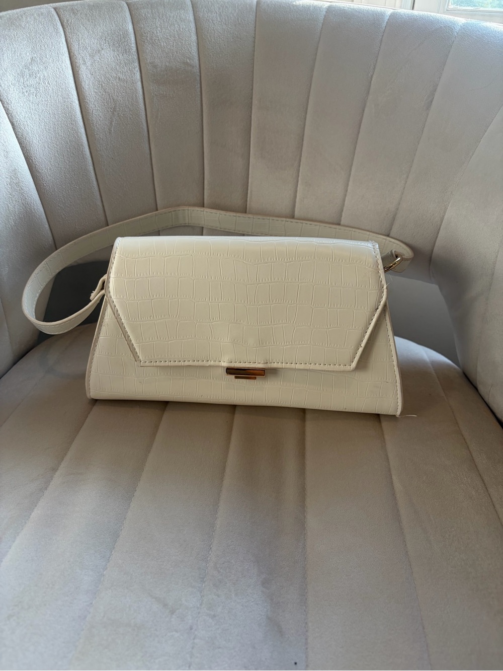 Francesca's Collections Cream Croc-Embossed Crossbody Bag
